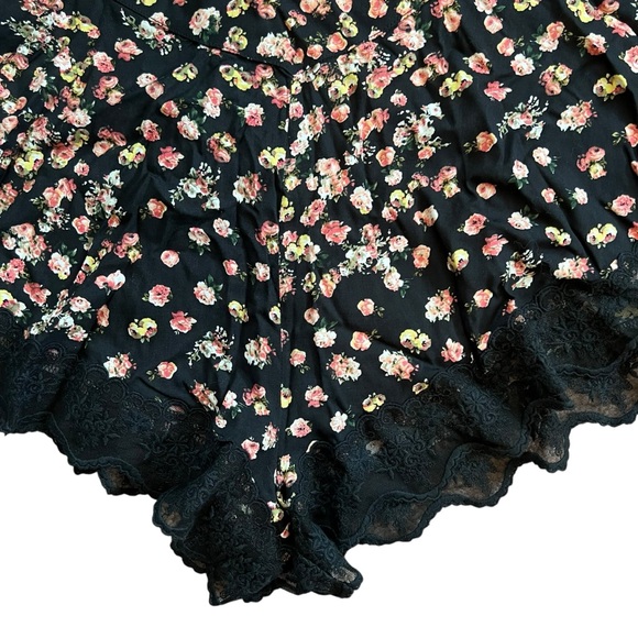 NWOT FREE PEOPLE Women’s Black Floral Lace Trim Bloomer Shorts Size XS - Picture 2 of 6